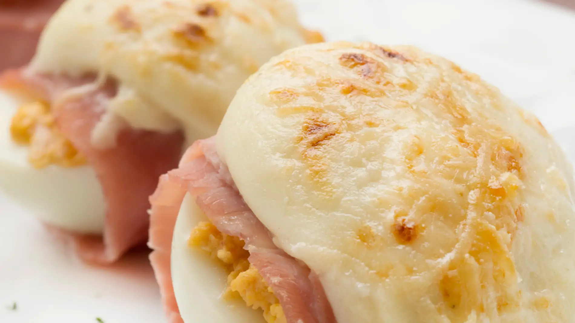 Huevos rellenos gratinados