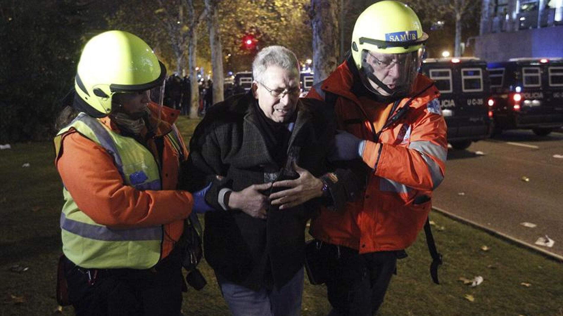 Un manifestante es ayudado por miembros de los Servicios de Emergencia