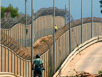 Imagen de la valla que separa Marruecos y Melilla.