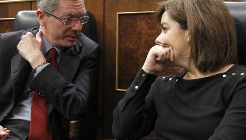 Soraya Sáenz de Santamaría y Alberto Ruiz-Gallardón durante la sesión del control en el Congreso