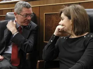 Soraya Sáenz de Santamaría y Alberto Ruiz-Gallardón durante la sesión del control en el Congreso Soraya Sáenz de Santamaría y Alberto Ruiz-Gallardón durante la sesión del control en el Congreso