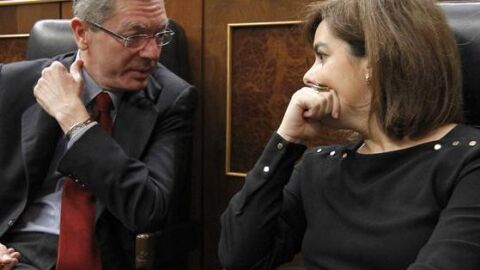 Soraya S&aacute;enz de Santamar&iacute;a y Alberto Ruiz-Gallard&oacute;n durante la sesi&oacute;n del control en el Congreso