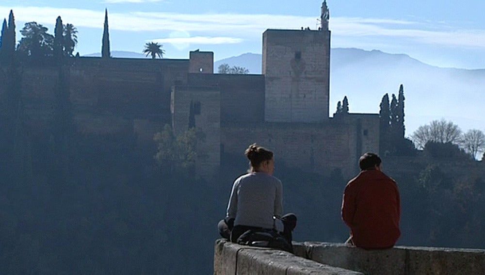 Dos personas frente al Palacio de la Alhambra