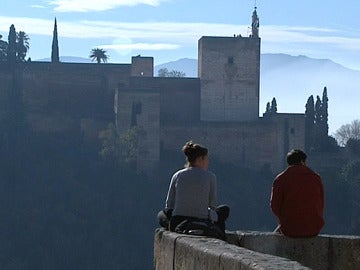 Dos personas frente al Palacio de la Alhambra