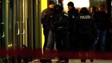 El atracador del banco de Berlín se entrega a la policía y el rehén sale sano y salvo