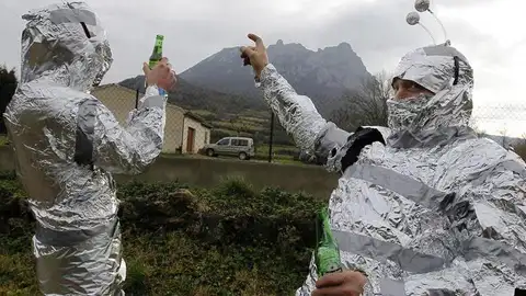 Dos hombres disfrazados de extraterrestres posan con el monte Bugarach Dos hombres disfrazados de extraterrestres posan con el monte Bugarach