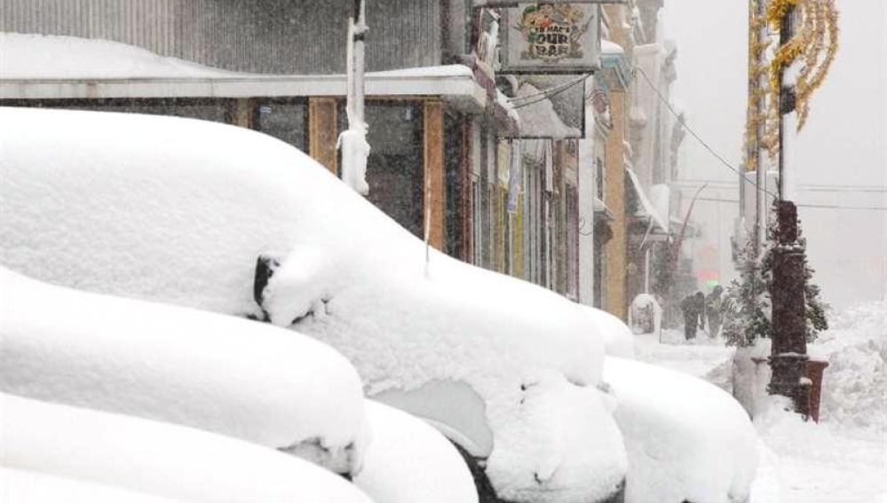 Vehículos cubiertos con nieve en Estados Unidos