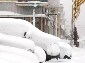 Vehículos cubiertos con nieve en Estados Unidos