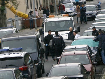Agentes de Policía retiran el cuerpo sin vida de la mujer asesinado en Ferrol Agentes de Policía retiran el cuerpo sin vida de la mujer asesinado en Ferrol