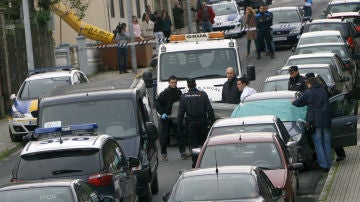 Agentes de Policía retiran el cuerpo sin vida de la mujer asesinado en Ferrol