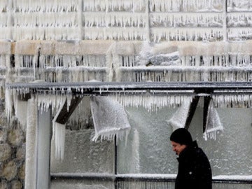 Fuente congelada en el noreste de Bulgaria, región aislada por el temporal