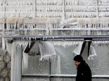 Fuente congelada en el noreste de Bulgaria, región aislada por el temporal Fuente congelada en el noreste de Bulgaria, región aislada por el temporal