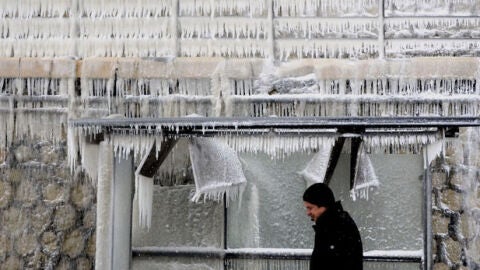 Fuente congelada en el noreste de Bulgaria, regi&oacute;n aislada por el temporal