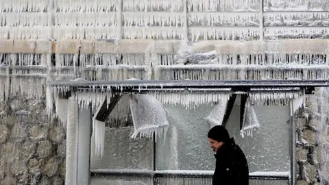 Fuente congelada en el noreste de Bulgaria, región aislada por el temporal Fuente congelada en el noreste de Bulgaria, región aislada por el temporal