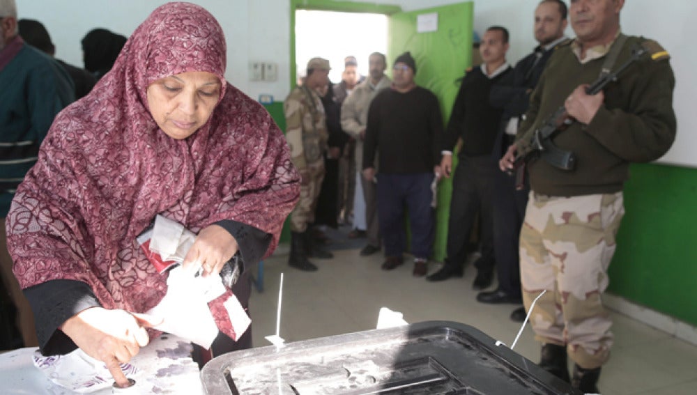 Ciudadana egipcia depositando su voto