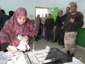 Ciudadana egipcia depositando su voto