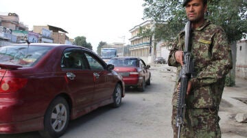 Un soldado afgano en servicio