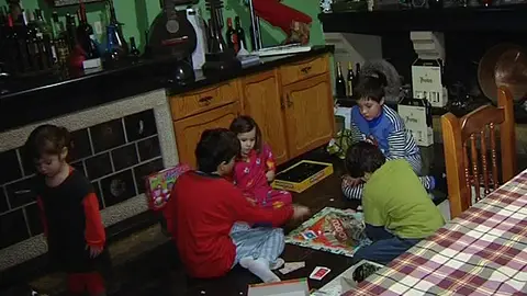 Niños juegan con juguetes Niños juegan con juguetes
