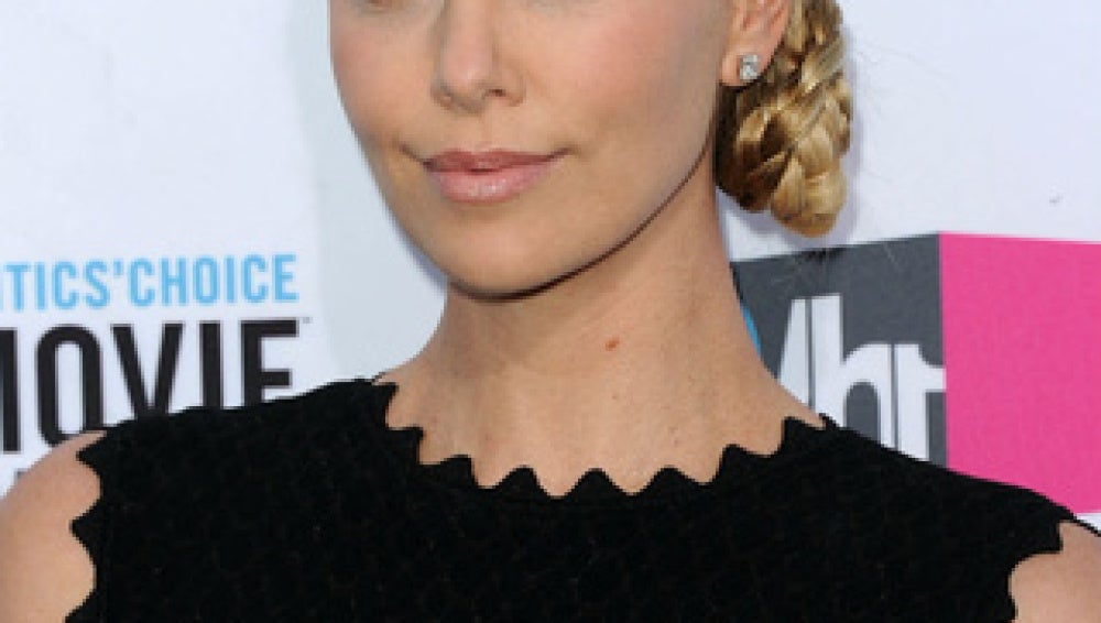 Charlize Theron con un moño trenzado a un lado
