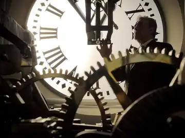 Puesta a punto del reloj de la Puerta del Sol. Puesta a punto del reloj de la Puerta del Sol.