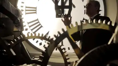 Puesta a punto del reloj de la Puerta del Sol. Puesta a punto del reloj de la Puerta del Sol.