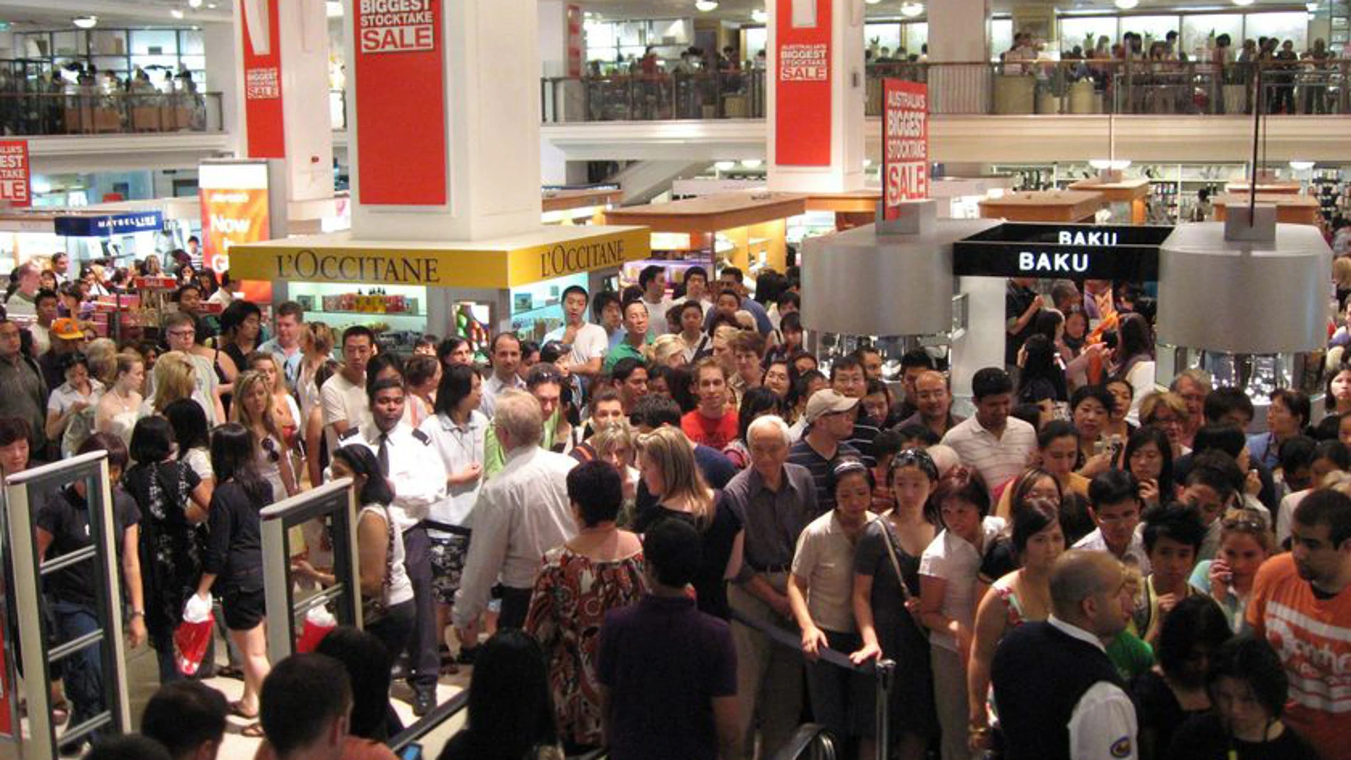 Un centro comercial abarrotado de compradores Un centro comercial abarrotado de compradores