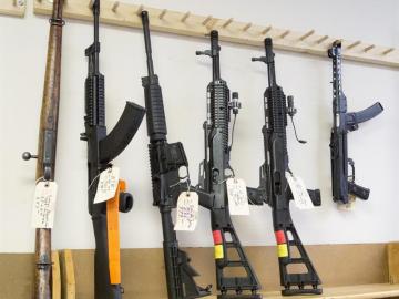 Rifles de asalto semiautomáticos en una armería de Tucker