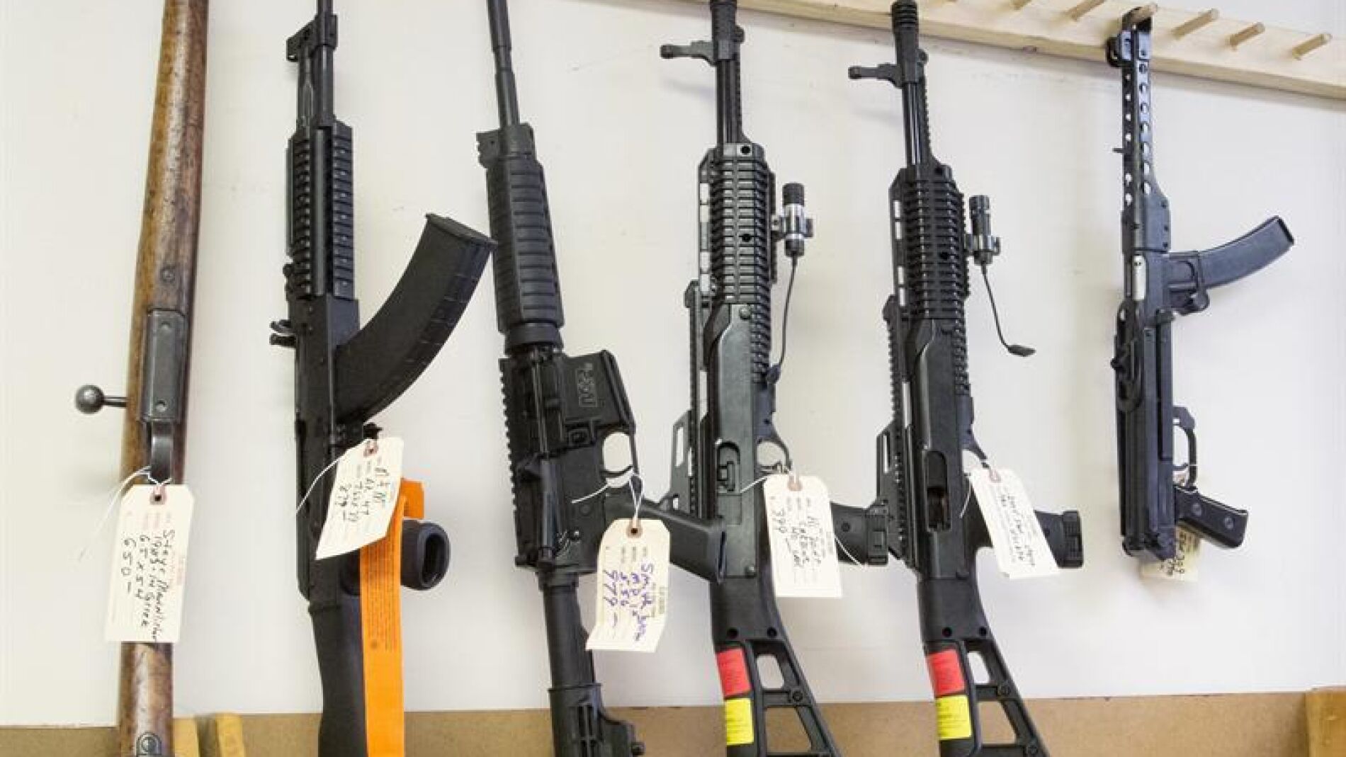 Rifles de asalto semiautom&aacute;ticos en una armer&iacute;a de Tucker