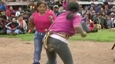 Festival de peleas en Perú para resolver conflictos y enemistades