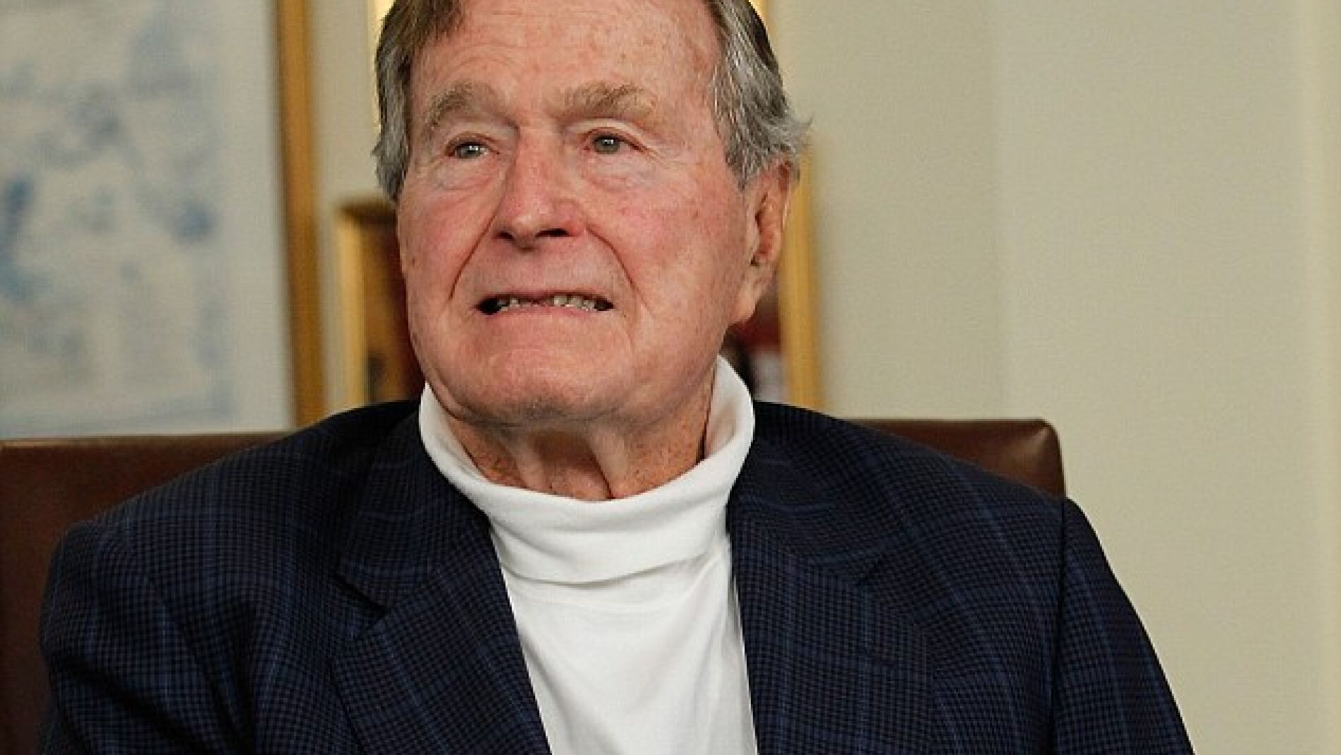 George H.W. Bush hospitalizado en cuidados intensivos con pron&oacute;stico reservado 