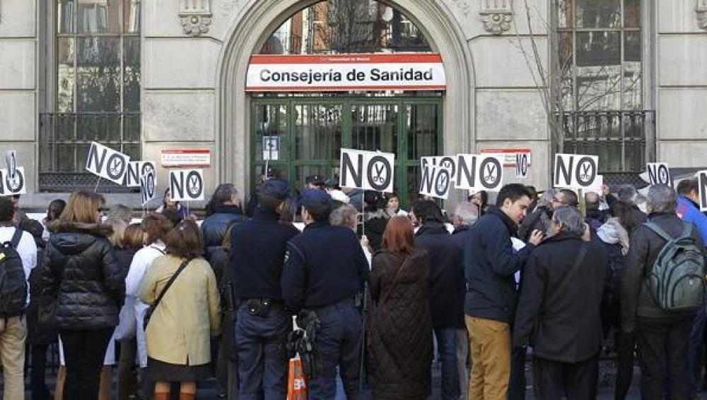 Protestas frente a la Consejería de Sanidad