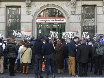 Protestas frente a la Consejería de Sanidad Protestas frente a la Consejería de Sanidad