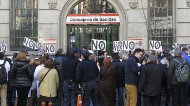 Más de 150 médicos madrileños dimiten en bloque como protesta por las externalizaciones