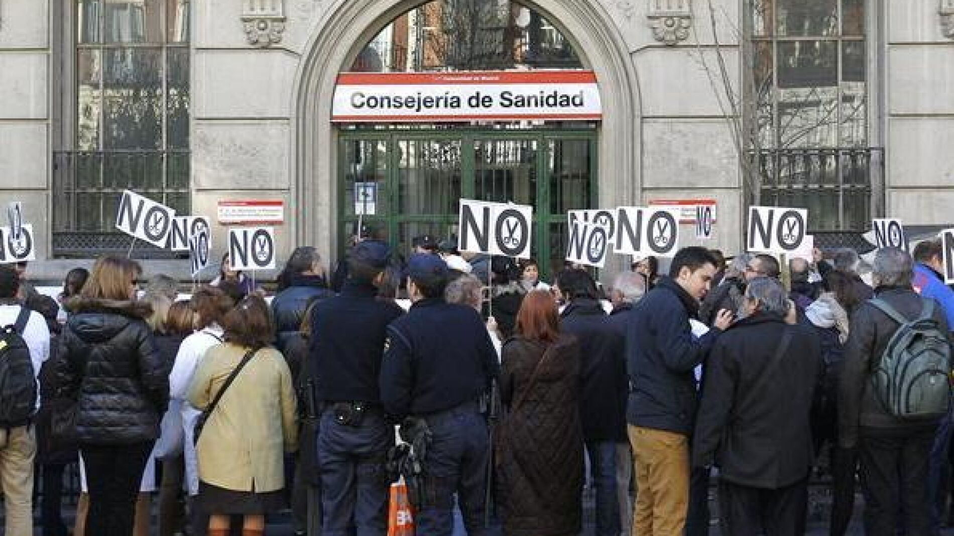 Protestas frente a la Consejer&iacute;a de Sanidad
