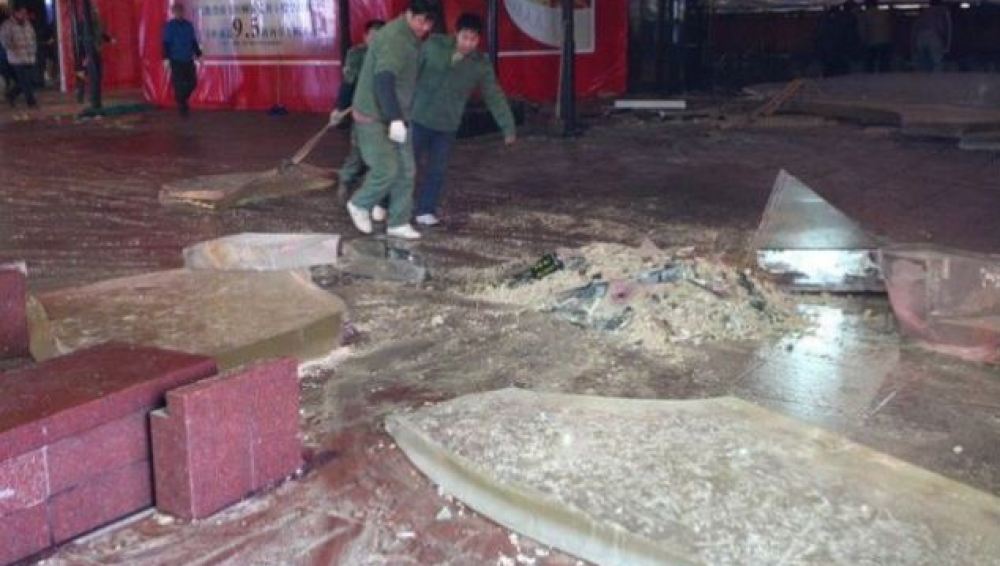 Un aquario de 33 toneladas con tiburones dentro estalla en un centro comercial de Shangai