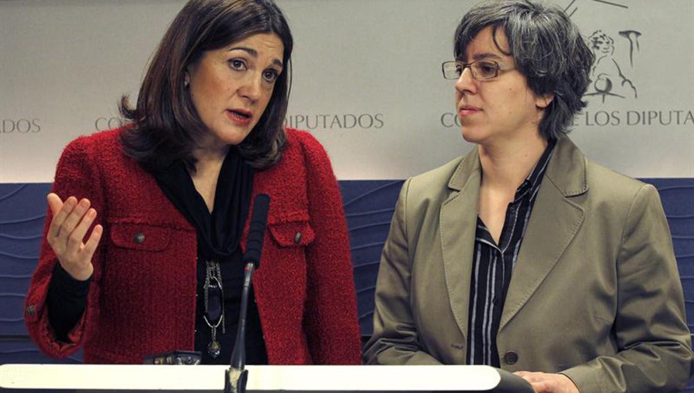 La portavoz del PSOE, Soraya Rodríguez, junto a la portavoz de Vivienda, Leire Iglesias
