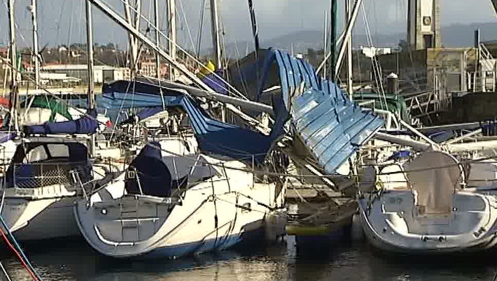 Varia embarcaciones dañadas en el puerto de Cangas, en Pontevedra.