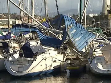 Varia embarcaciones dañadas en el puerto de Cangas, en Pontevedra.