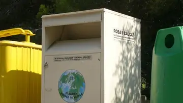 Imagen de archivo de un contenedor de ropa Imagen de archivo de un contenedor de ropa