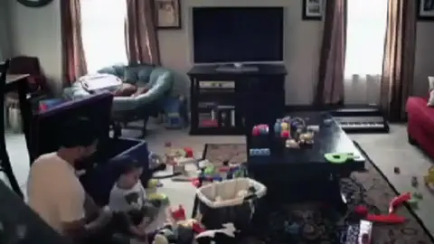Un padre juega con su bebé Un padre juega con su bebé