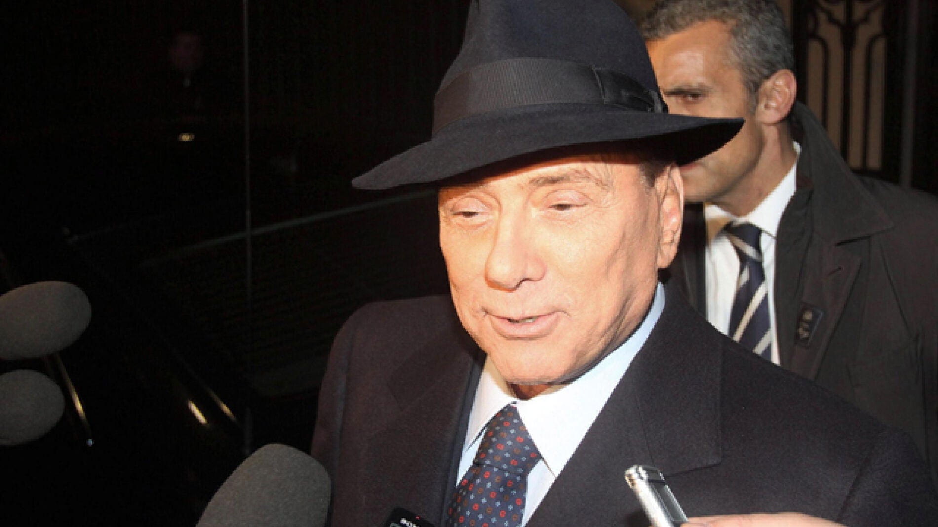 Berlusconi atiende a los medios