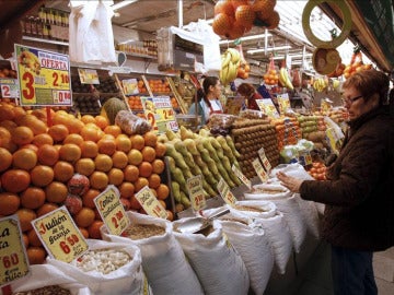 Una mujer compra en un mercado de Madrid.