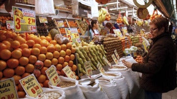 Una mujer compra en un mercado de Madrid.