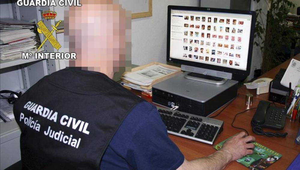 Un guardia civil comprueba archivos pedófilos