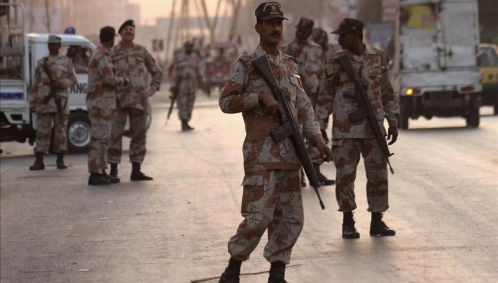 Soldados pakistaníes vigilan un puerto de control.
