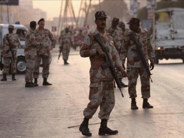 Soldados pakistaníes vigilan un puerto de control.