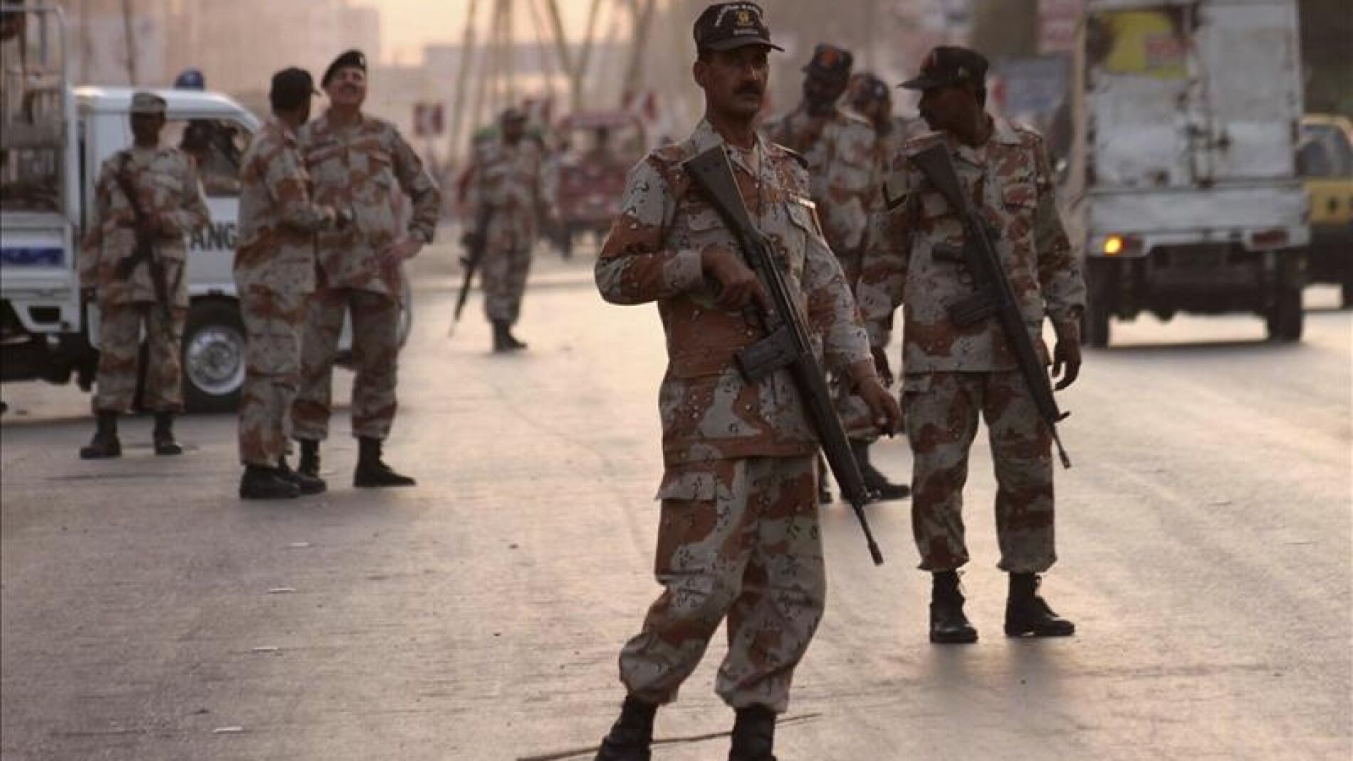 Soldados pakistan&iacute;es vigilan un puerto de control.