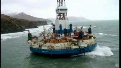 Tratan de reflotar una plataforma petrolífera varada en el golfo de Alaska