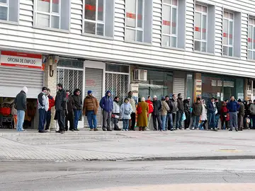 Parados hacen cola en una oficina del INEM Parados hacen cola en una oficina del INEM