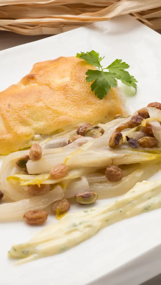 Abadejo asado con endibias, pasas y pistachos